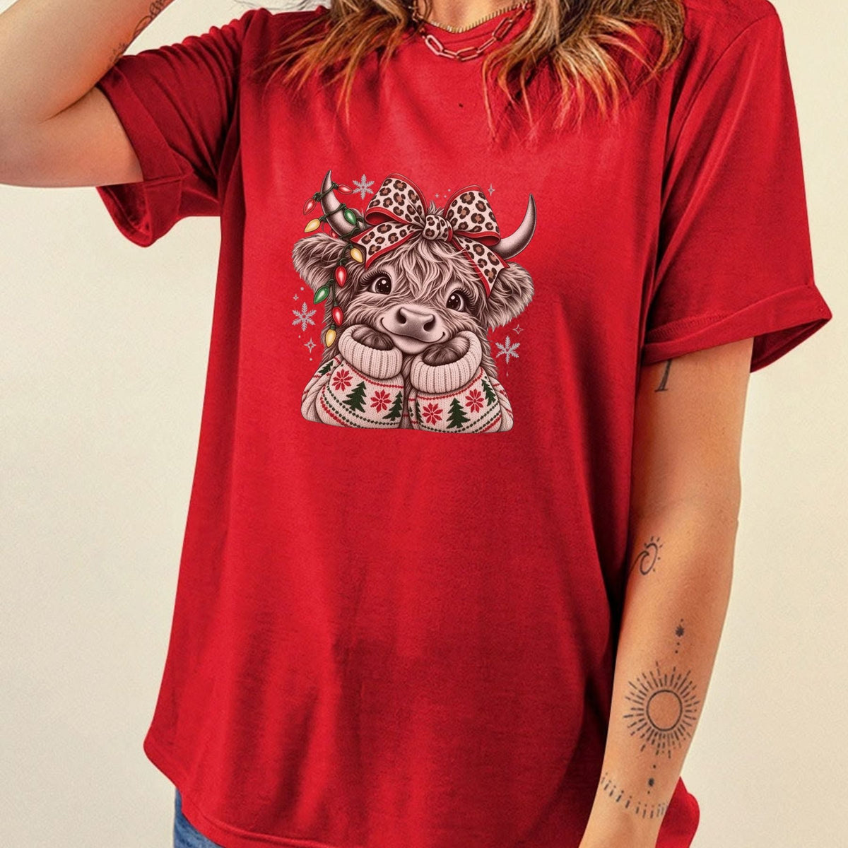 Christmas Highland Cow T-Shirt โ Cute Leopard Bow Holiday Graphic Tee